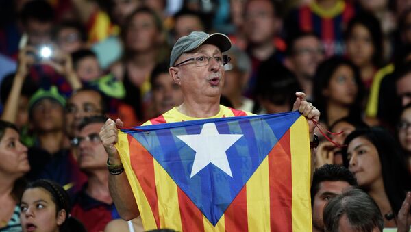 Hincha de Barça con la bandera independista de Cataluña - Sputnik Afrique