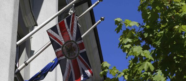 La bandera del Reino Unido ondea a media asta en honor de las víctimas del ataque del Manchester - Sputnik Afrique