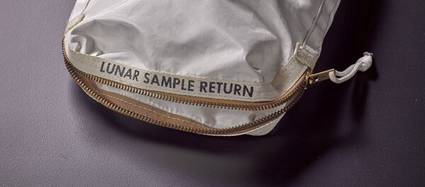 An Apollo 11 Contingency Lunar Sample Return Bag - Sputnik Afrique
