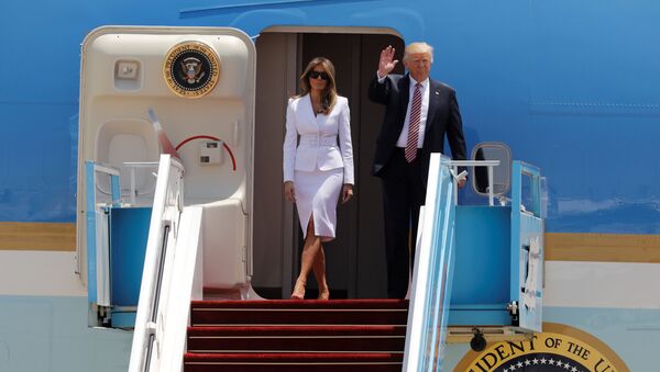 Déjà vu: Melania Trump rejette la main de son mari à Rome - Sputnik Afrique