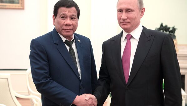 Rodrigo Duterte (à gauche) et Vladimir Poutine - Sputnik Afrique