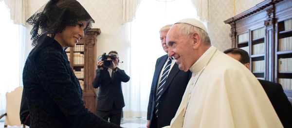 Pope Francis shakes hands with First Lady Melania Trump during a private audience at the Vatican, May 24, 2017. - Sputnik Afrique