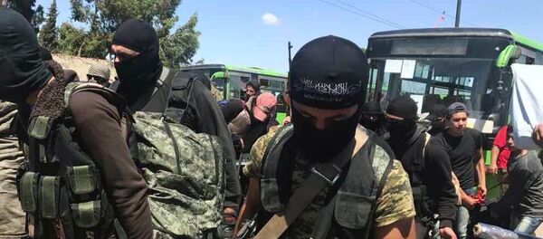 Последний этап вывода боевиков из квартала Аль-Ваэр в городе Хомс Последний этап вывода боевиков из квартала Аль-Ваэр в городе Хомс - Sputnik Afrique