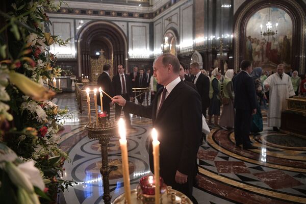 Vladimir Poutine dans la cathédrale du Christ-Sauveur Vladimir Poutine dans la cathédrale du Christ-Sauveur - Sputnik Afrique