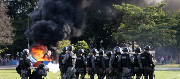 Confronto entre manifestantes e policiais em Brasília em protesto contra Michel Temer, 24 de março de 2017 - Sputnik Afrique