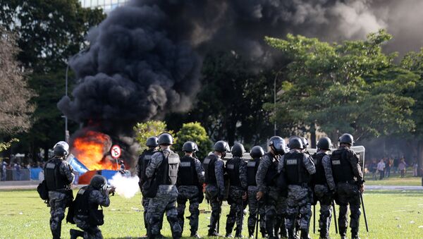 Confronto entre manifestantes e policiais em Brasília em protesto contra Michel Temer, 24 de março de 2017 - Sputnik Afrique
