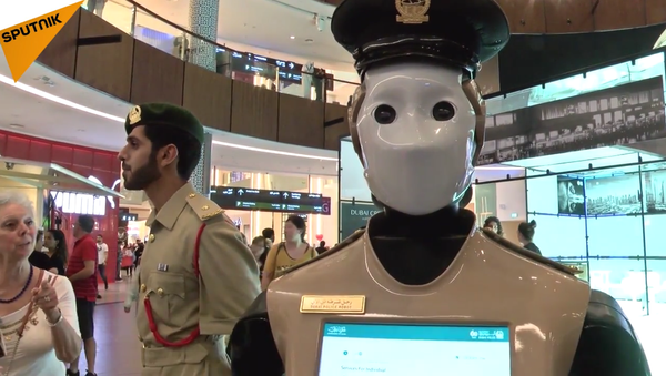 Le premier robot-policier embauché à Dubaï - Sputnik Afrique