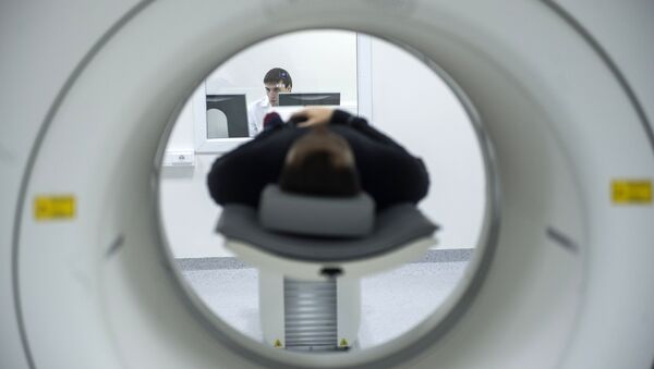 A technician performs an MRI scan. File photo - Sputnik Afrique