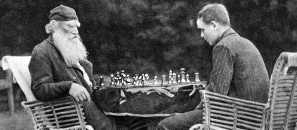 Лев Толстой за игрой в шахматы - Sputnik Afrique