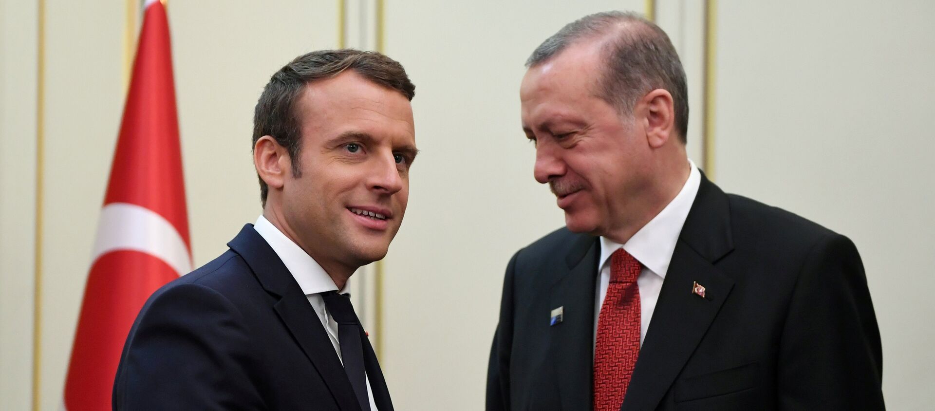 Le président français Emmanuel Macron (G) et le président turc Recep Tayyip Erdogan (D) se serrent la main avant une réunion en marge du sommet de l'OTAN à Bruxelles, en Belgique, le 25 mai 2017.  - Sputnik Afrique, 1920, 25.03.2021