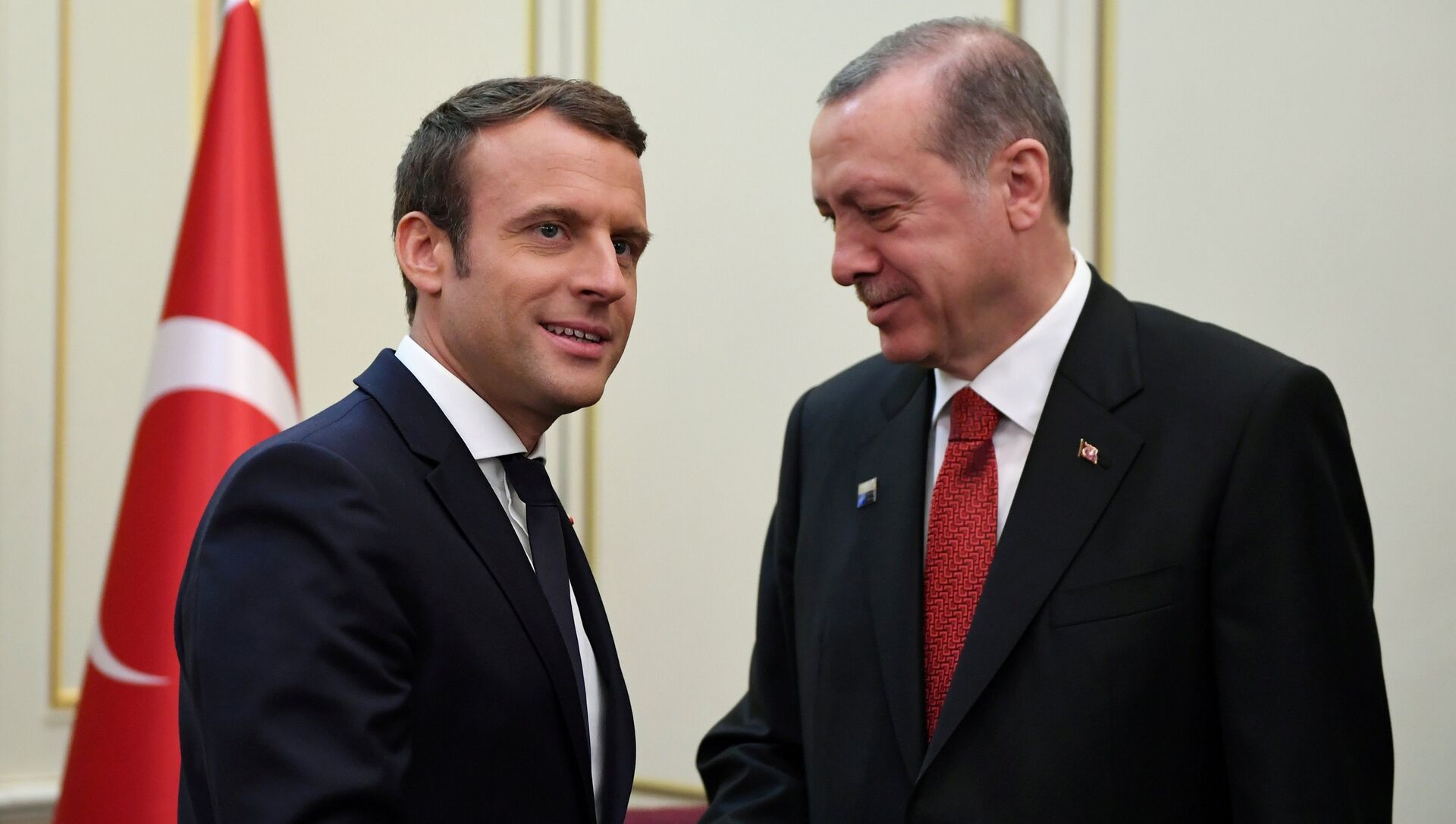 Le président français Emmanuel Macron (G) et le président turc Recep Tayyip Erdogan (D) se serrent la main avant une réunion en marge du sommet de l'OTAN à Bruxelles, en Belgique, le 25 mai 2017.  - Sputnik Afrique, 1920, 25.03.2021
