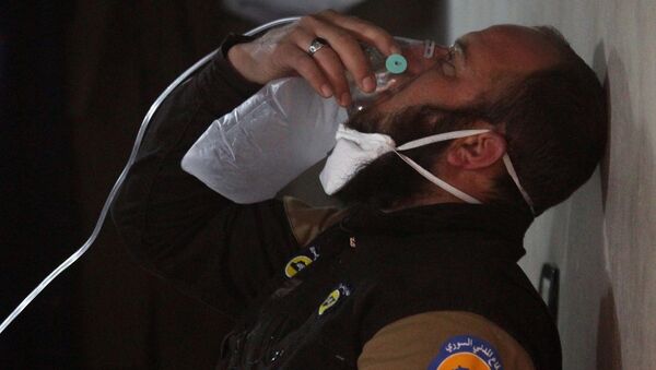 A civil defence member breathes through an oxygen mask, after what rescue workers described as a suspected gas attack in the town of Khan Sheikhoun in rebel-held Idlib - Sputnik Afrique