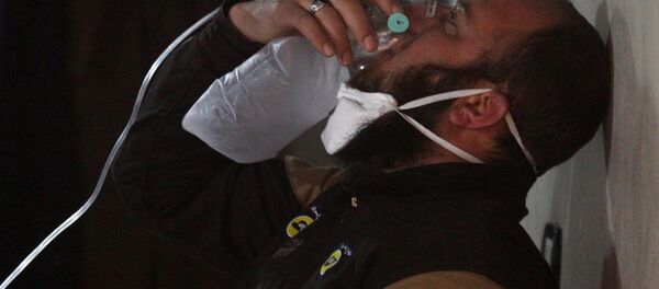 A civil defence member breathes through an oxygen mask, after what rescue workers described as a suspected gas attack in the town of Khan Sheikhoun in rebel-held Idlib - Sputnik Afrique