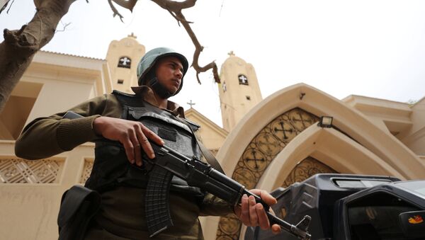 An armed policeman secures the Coptic church that was bombed on Sunday in Tanta, Egypt April 10, 2017 - Sputnik Afrique