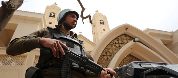 An armed policeman secures the Coptic church that was bombed on Sunday in Tanta, Egypt April 10, 2017 - Sputnik Afrique