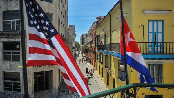 Les drapeaux cubains et américains sont vus en dehors du restaurant privé La Moneda Cubana à La Havane le 17 mars 2016 - Sputnik Afrique