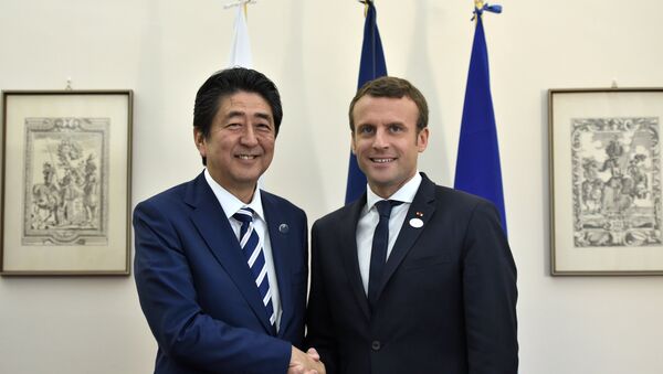 French President Emmanuel Macron shakes hands with Japanese Prime Minister Shinzo Abe during a bilateral meeting at the G7 summit in Taormina, Sicily, Italy, May 26, 2017. - Sputnik Afrique