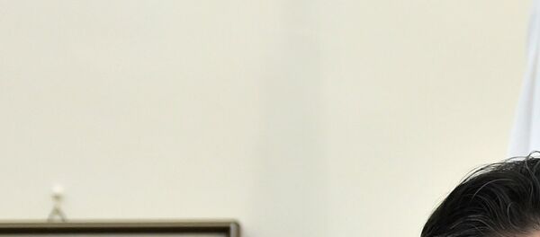 French President Emmanuel Macron shakes hands with Japanese Prime Minister Shinzo Abe during a bilateral meeting at the G7 summit in Taormina, Sicily, Italy, May 26, 2017. - Sputnik Afrique