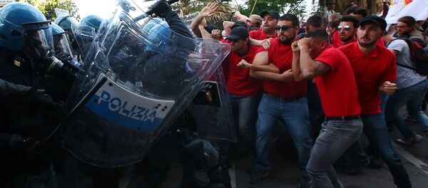 Protesters face police during a demonstration against the G7 summit in Giardini Naxos near Taormina - Sputnik Afrique