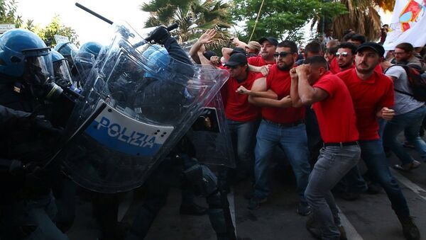 Protesters face police during a demonstration against the G7 summit in Giardini Naxos near Taormina - Sputnik Afrique