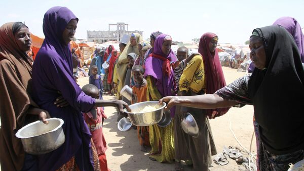 Des femmes reçoivent de la nourriture à Mogadiscio, en Somalie - Sputnik Afrique