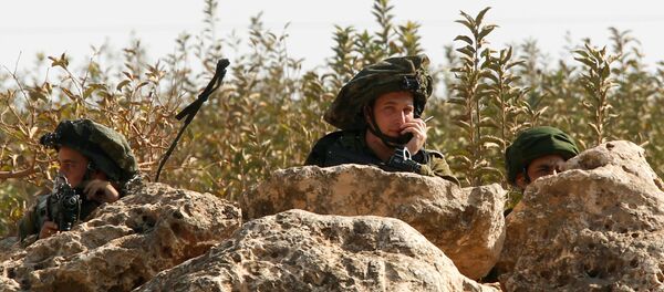 Israeli soldiers take position in the Israeli town of Metulla, as seen from the border village of Kfar Kila, south Lebanon October 26, 2016 - Sputnik Afrique