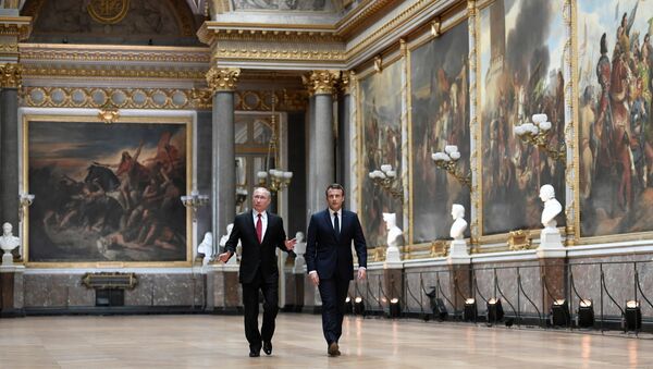 Président russe Vladimir Poutine et son homologue français Emmanuel Macron - Sputnik Afrique