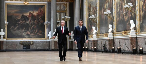 Président russe Vladimir Poutine et son homologue français Emmanuel Macron - Sputnik Afrique