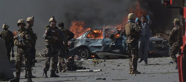 Afghan security forces personnel are seen at the site of a car bomb attack in Kabul on May 31, 2017. - Sputnik Afrique