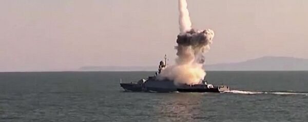 les tirs de missiles de croisière de type Kalibr sur les positions de Daech - Sputnik Afrique