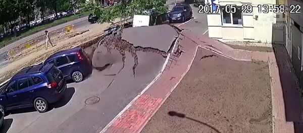 Un tsunami sorti d’une canalisation à Kiev - Sputnik Afrique