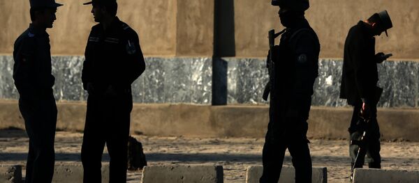 In this Saturday, Feb. 27, 2016 file photo, Afghan National police stand at the site of a suicide attack near the Defense Ministry compound, in Kabul, Afghanistan. - Sputnik Afrique