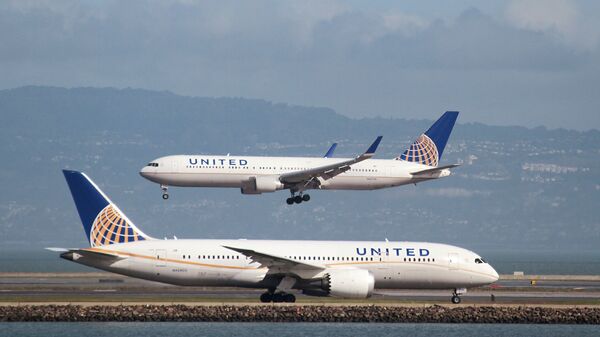 Un Boeing 787 de la compagnie aérienne United Airlines sur le tarmac de l'aéroport de San Francisco - Sputnik Afrique