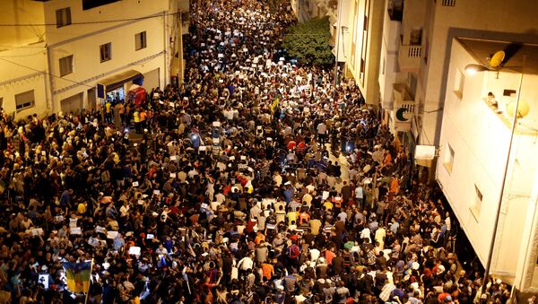 Thousands of Moroccans shout slogans during a demonstration in the northern town of Al-Hoceima against official abuses and corruption, Morocco May 30, 2017. - Sputnik Afrique
