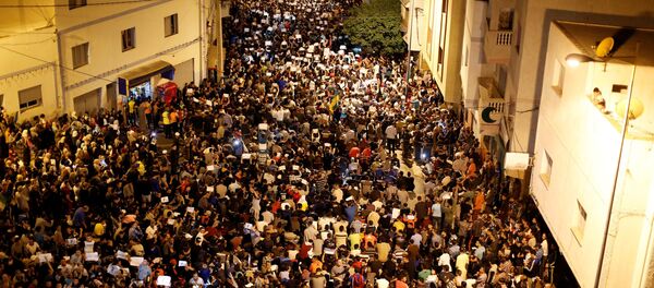 Thousands of Moroccans shout slogans during a demonstration in the northern town of Al-Hoceima against official abuses and corruption, Morocco May 30, 2017. - Sputnik Afrique