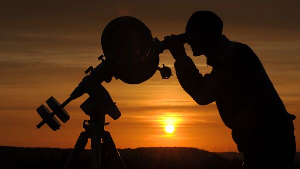 Un astronome amateur observe le transit de la planète Vénus dans l'est de l'Allemagne, le 6 juin 2012 - Sputnik Afrique