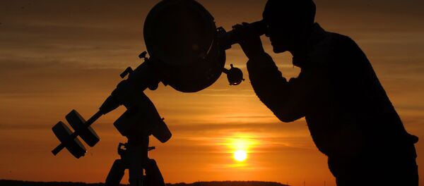 Un astronome amateur observe le transit de la planète Vénus dans l'est de l'Allemagne, le 6 juin 2012 - Sputnik Afrique