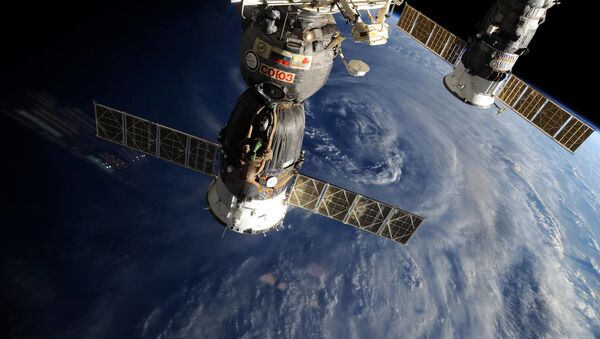 Российские космические корабли Союз и Прогресс на фоне Земли - Sputnik Afrique