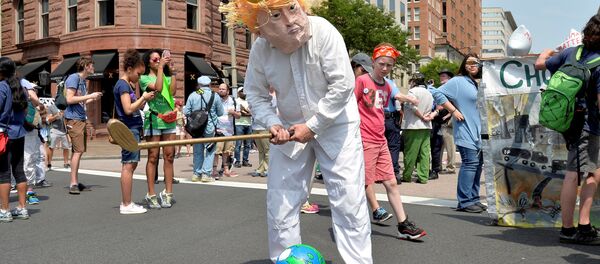 A protester in a costume depicting Trump sets an Earth on a tee as he holds a golf club while joining demonstrators moving down Pennsylvania Avenue during a People's Climate March, to protest U.S. President Donald Trump's stance on the environment, in Washington, U.S., April 29, 2017. A protester in a costume depicting Trump sets an Earth on a tee as he holds a golf club while joining demonstrators moving down Pennsylvania Avenue during a People's Climate March, to protest U.S. President Donald Trump's stance on the environment, in Washington, U.S., April 29, 2017. - Sputnik Afrique