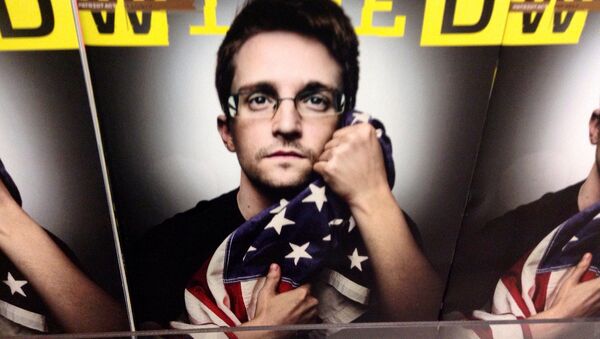 Edward Snowden en la portada de la revista Wired - Sputnik Afrique
