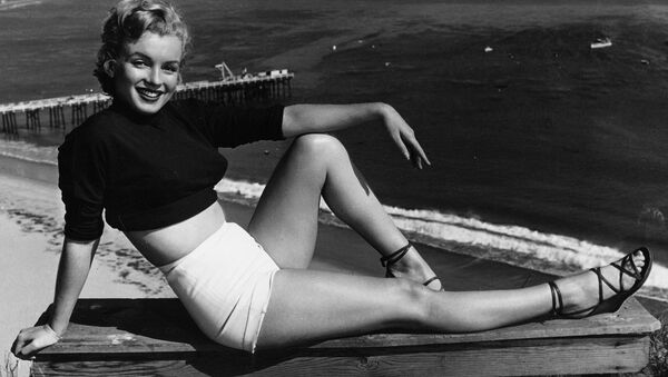 Marilyn Monroe has held a variety of jobs, from making five cents a week in an Orphan home to a stock contract at a studio. She clicked as the sexy girl in Asphalt Jungle, and the roles got better. She has been named to Miss Cheesecake of 1951 by stars and stripes, a service paper. (04/17/1951) - Sputnik Afrique
