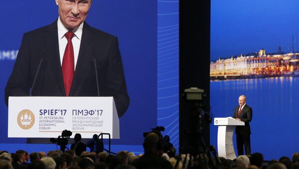Russian President Vladimir Putin delivers a speech during a session of the St. Petersburg International Economic Forum (SPIEF), Russia, June 2, 2017. - Sputnik Afrique