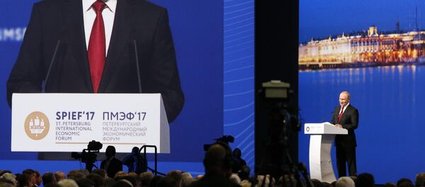 Russian President Vladimir Putin delivers a speech during a session of the St. Petersburg International Economic Forum (SPIEF), Russia, June 2, 2017. - Sputnik Afrique