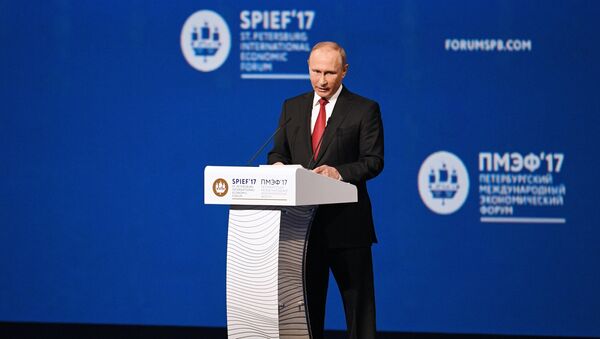 Le Président russe Vladimir Poutine assiste au Forum économique international de Saint-Pétersbourg 2017. Jour deux - Sputnik Afrique
