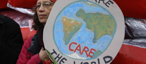 Un militant pour le climat se manifeste à Paris le samedi 12 décembre 2015 lors de la COP21, Conférence des Nations Unies sur le changement climatique. - Sputnik Afrique