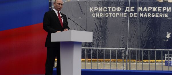 Vladimir Poutine, le Président russe, a participé à Saint-Pétersbourg à la cérémonie inaugurale du baptême du superméthanier brise-glace de la classe Arc 7 qui porte le nom de l'ancien PDG de Total Christophe de Margerie. - Sputnik Afrique