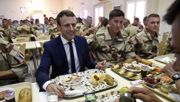 Le Président Emmanuel Macron lors de sa visite au soldats français déployés dans le cadre de l’opération Barkhane au Mali - Sputnik Afrique