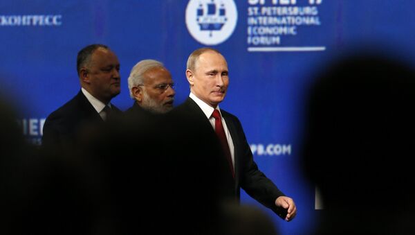 Le président russe Vladimir Poutine en marge du Forum économique international de Saint-Pétersbourg 2017 (SPIEF) - Sputnik Afrique