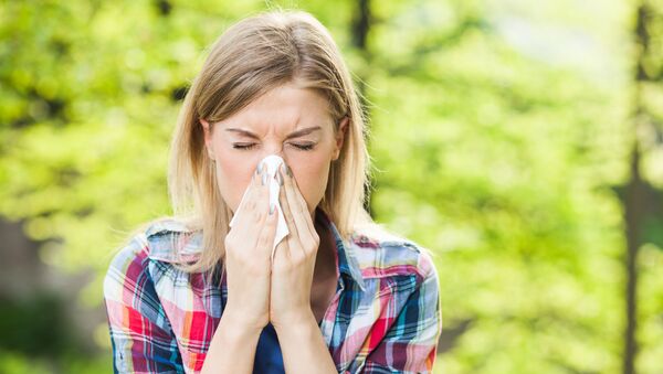 Woman with allergy symptom blowing nose. - Sputnik Afrique