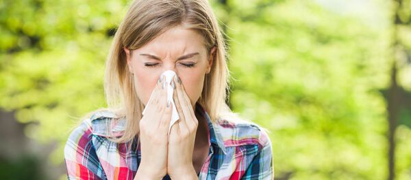 Woman with allergy symptom blowing nose. - Sputnik Afrique